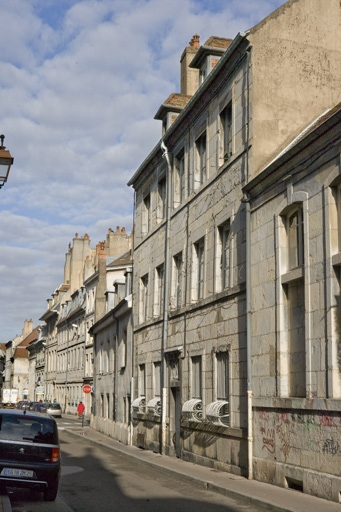 Vue d'ensemble du logis principal sur rue, de trois quarts droit. © Yves Sancey / Région Bourgogne-Franche-Comté, Inventaire du patrimoine - 2009