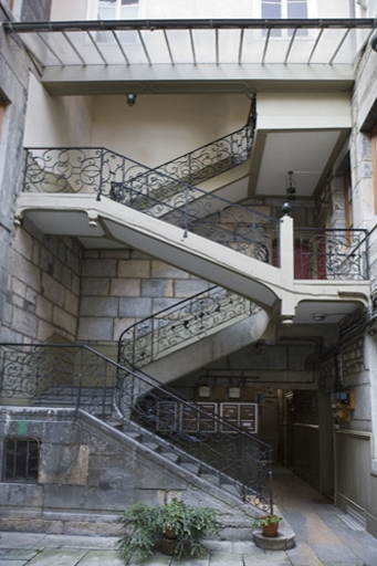 Vue d'ensemble de l'escalier à cage ouverte sur cour. © Yves Sancey / Région Bourgogne-Franche-Comté, Inventaire du patrimoine - 2009