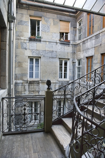 Façades sur cour du logis depuis l'escalier à cage ouverte. © Yves Sancey / Région Bourgogne-Franche-Comté, Inventaire du patrimoine - 2009