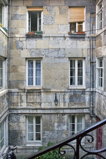Détail de la façade en fond de cour depuis l'escalier à cage ouverte. © Yves Sancey / Région Bourgogne-Franche-Comté, Inventaire du patrimoine - 2009