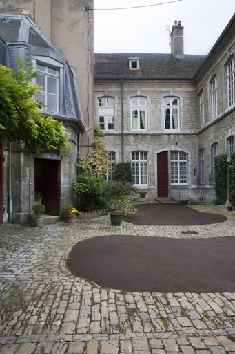 Vue d'ensemble des façades sur cour de l'hôtel. © Yves Sancey / Région Bourgogne-Franche-Comté, Inventaire du patrimoine - 2009