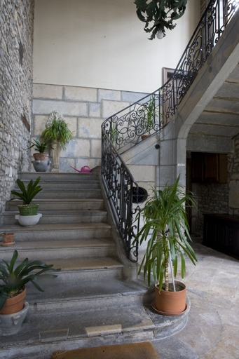 Intérieur : vue d'ensemble de l'escalier d'honneur. © Yves Sancey / Région Bourgogne-Franche-Comté, Inventaire du patrimoine - 2009