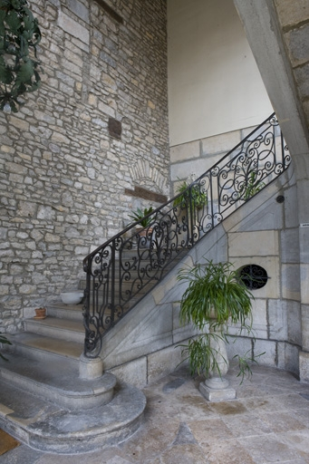 Intérieur : détail de la première volée de l'escalier d'honneur. © Yves Sancey / Région Bourgogne-Franche-Comté, Inventaire du patrimoine - 2009