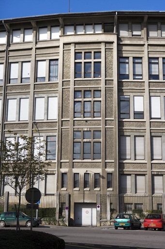 Aile sud : travée à la jonction des deux corps de bâtiment. La porte d'entrée du premier niveau donne sur le garage du directeur. © Yves Sancey / Région Bourgogne-Franche-Comté, Inventaire du patrimoine - 2009 Aile sud : travée à la jonction des deux corps de bâtiment. La porte d'entrée du premier niveau donne sur le garage du directeur. © Yves Sancey / Région Bourgogne-Franche-Comté, Inventaire du patrimoine - 2009