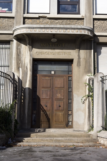 Aile sud : ancienne porte d'entrée de l'Institut de Chronométrie. © Yves Sancey / Région Bourgogne-Franche-Comté, Inventaire du patrimoine - 2009 Aile sud : ancienne porte d'entrée de l'Institut de Chronométrie. © Yves Sancey / Région Bourgogne-Franche-Comté, Inventaire du patrimoine - 2009