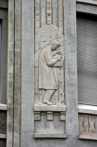1er bas-relief : l'élève dessinant. © Yves Sancey / Région Bourgogne-Franche-Comté, Inventaire du patrimoine - 2009