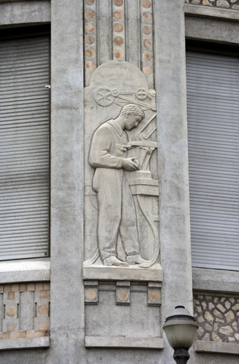 2e bas-relief : le mécanicien. © Yves Sancey / Région Bourgogne-Franche-Comté, Inventaire du patrimoine - 2009