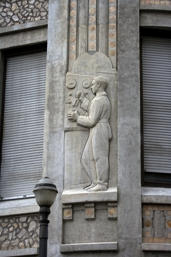 5e bas-relief : l'électricien. © Yves Sancey / Région Bourgogne-Franche-Comté, Inventaire du patrimoine - 2009