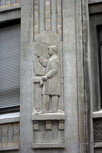 6e bas-relief : l'élève étudiant les mathématiques. © Yves Sancey / Région Bourgogne-Franche-Comté, Inventaire du patrimoine - 2009