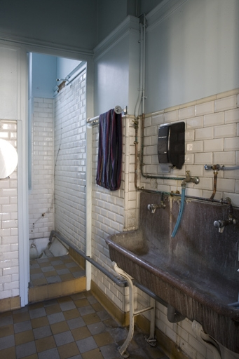 Aile nord, atelier de mécanique 190 (1er étage) : sanitaires. © Yves Sancey / Région Bourgogne-Franche-Comté, Inventaire du patrimoine - 2009 Aile nord, atelier de mécanique 190 (1er étage) : sanitaires. © Yves Sancey / Région Bourgogne-Franche-Comté, Inventaire du patrimoine - 2009