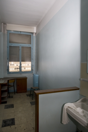 Aile nord (3e étage) : chambre d'inspecteur, depuis l'entrée. © Yves Sancey / Région Bourgogne-Franche-Comté, Inventaire du patrimoine - 2009 Aile nord (3e étage) : chambre d'inspecteur, depuis l'entrée. © Yves Sancey / Région Bourgogne-Franche-Comté, Inventaire du patrimoine - 2009