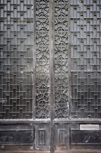 Porte centrale : motifs décoratifs à la jonction des vantaux. © Yves Sancey / Région Bourgogne-Franche-Comté, Inventaire du patrimoine - 2009