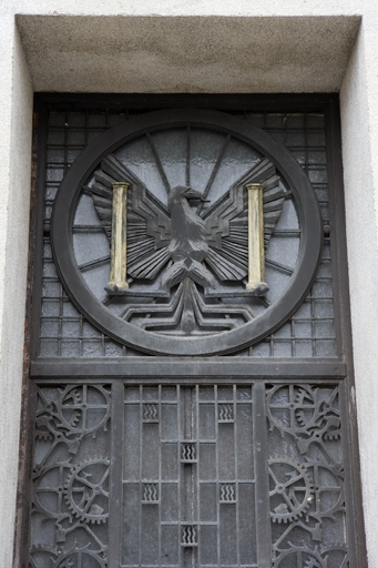 Porte latérale gauche : armoiries de Besançon. Les armoiries sont inversées : par souci de symétrie avec l'autre porte latérale, l'aigle regarde vers la droite. © Yves Sancey / Région Bourgogne-Franche-Comté, Inventaire du patrimoine - 2009