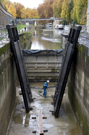 Remise en place des portes, 15 novembre 2009 : nettoyage du radier près de la porte aval. © Yves Sancey / Région Bourgogne-Franche-Comté, Inventaire du patrimoine - 2009