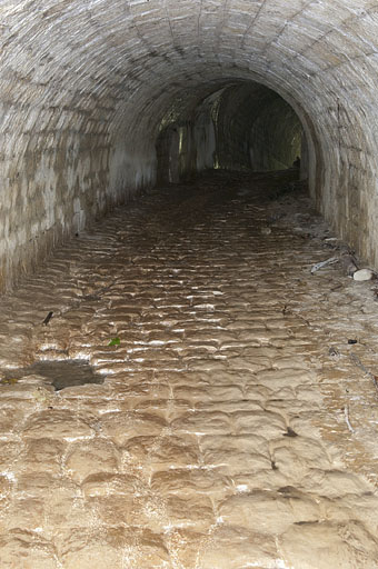 Intérieur du pont,aqueduc du Vaubillon (n°6), détail du pavage. © Jérôme Mongreville / Région Bourgogne-Franche-Comté, Inventaire du patrimoine - 2009