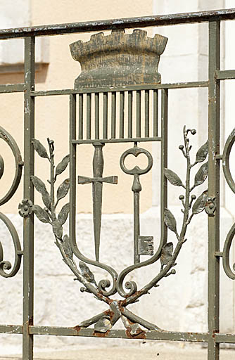 Blason ornant le garde-corps du perron. © Jérôme Mongreville / Région Bourgogne-Franche-Comté, Inventaire du patrimoine - 2009