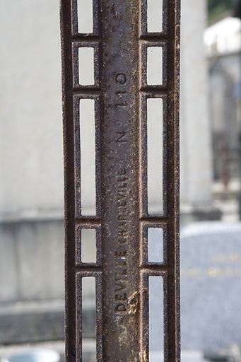 Marque du fabricant et lieu de fabrication : Deville, à Charleville-Mézières (Ardennes). © Yves Sancey / Région Bourgogne-Franche-Comté, Inventaire du patrimoine - 2009