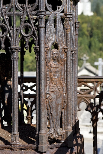 Tombeau d'Eugénie Girod : détail d'un ange du piédestal. © Yves Sancey / Région Bourgogne-Franche-Comté, Inventaire du patrimoine - 2009