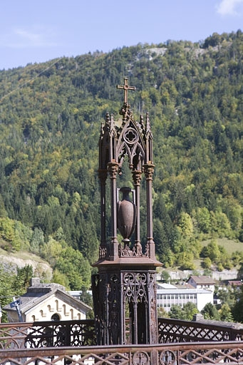 Tombeau d'Eugénie Girod : baldaquin et urne. © Yves Sancey / Région Bourgogne-Franche-Comté, Inventaire du patrimoine - 2009