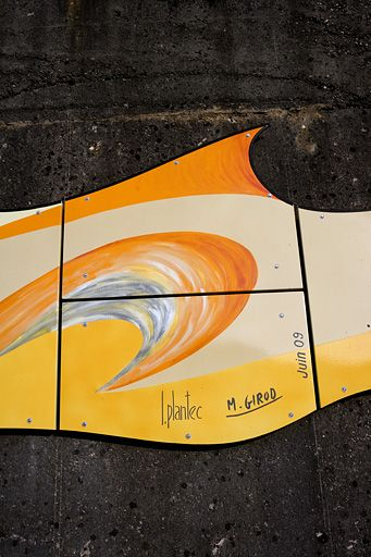 Emaillerie : oeuvre murale au long de la R.N. 5, détail : date et signatures. © Yves Sancey / Région Bourgogne-Franche-Comté, Inventaire du patrimoine - 2009 Emaillerie : oeuvre murale au long de la R.N. 5, détail : date et signatures. © Yves Sancey / Région Bourgogne-Franche-Comté, Inventaire du patrimoine - 2009