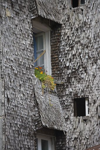 Détail des tavaillons et de la protection des fenêtres. © Yves Sancey / Région Bourgogne-Franche-Comté, Inventaire du patrimoine - 2009