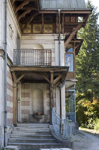 Elévation antérieure : le porche. © Yves Sancey / Région Bourgogne-Franche-Comté, Inventaire du patrimoine - 2009