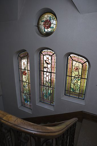 Intérieur de la cage d'escalier : verrières des troisième et quatrième registres. © Yves Sancey / Région Bourgogne-Franche-Comté, Inventaire du patrimoine - 2009 Intérieur de la cage d'escalier : verrières des troisième et quatrième registres. © Yves Sancey / Région Bourgogne-Franche-Comté, Inventaire du patrimoine - 2009