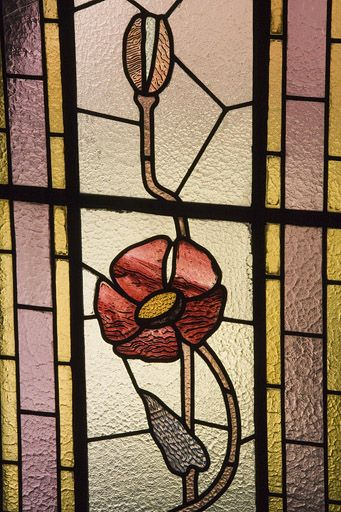 Troisième registre, verrière gauche : coquelicot. © Yves Sancey / Région Bourgogne-Franche-Comté, Inventaire du patrimoine - 2009 Troisième registre, verrière gauche : coquelicot. © Yves Sancey / Région Bourgogne-Franche-Comté, Inventaire du patrimoine - 2009