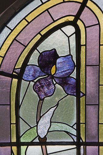 Deuxième registre, verrière gauche : iris. © Yves Sancey / Région Bourgogne-Franche-Comté, Inventaire du patrimoine - 2009 Deuxième registre, verrière gauche : iris. © Yves Sancey / Région Bourgogne-Franche-Comté, Inventaire du patrimoine - 2009