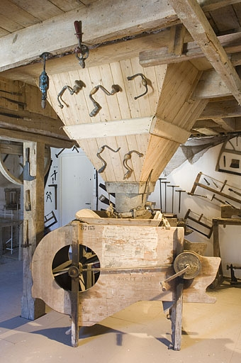 Premier étage. Tarare et sa trémie. © Jérôme Mongreville / Région Bourgogne-Franche-Comté, Inventaire du patrimoine - 2009