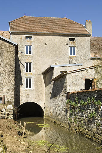 Façade postérieure depuis le bief d'aval. © Jérôme Mongreville / Région Bourgogne-Franche-Comté, Inventaire du patrimoine - 2009
