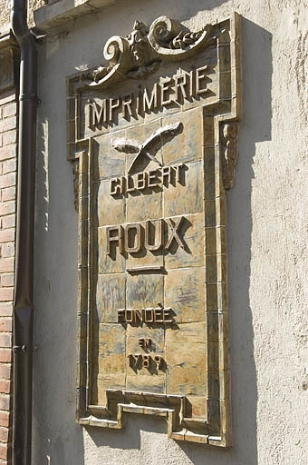 Cartouche en céramique. © Jérôme Mongreville / Région Bourgogne-Franche-Comté, Inventaire du patrimoine - 2009 Cartouche en céramique. © Jérôme Mongreville / Région Bourgogne-Franche-Comté, Inventaire du patrimoine - 2009