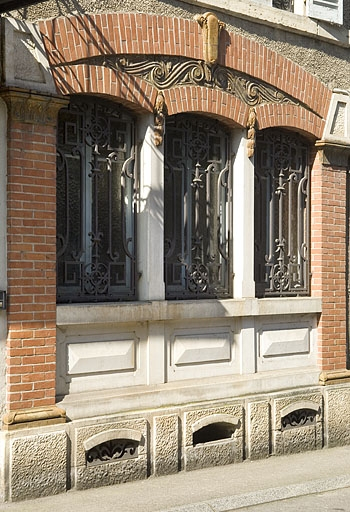 Détail d'une baie triple. © Jérôme Mongreville / Région Bourgogne-Franche-Comté, Inventaire du patrimoine - 2009 Détail d'une baie triple. © Jérôme Mongreville / Région Bourgogne-Franche-Comté, Inventaire du patrimoine - 2009