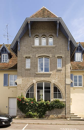 Façade ouest du logement patronal. Détail du corps central. Vue de face. © Jérôme Mongreville / Région Bourgogne-Franche-Comté, Inventaire du patrimoine - 2009