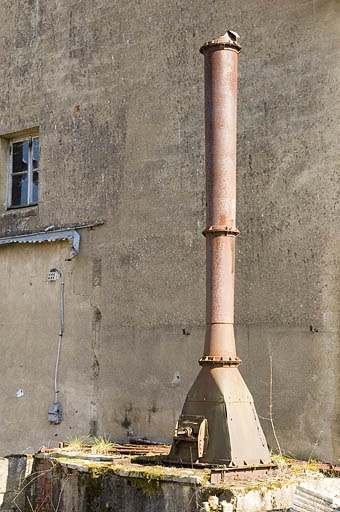 Vestige de la cheminée métallique. © Jérôme Mongreville / Région Bourgogne-Franche-Comté, Inventaire du patrimoine - 2009