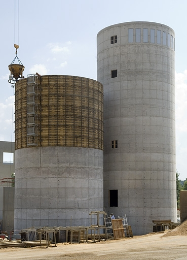 Chaufferie et silos à sciure en construction. © Jérôme Mongreville / Région Bourgogne-Franche-Comté, Inventaire du patrimoine - 2009