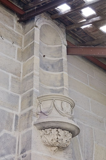 Niche de la statue de Saint-Laurent (patron des verriers) placée à l'entrée de l'atelier des fours. © Jérôme Mongreville / Région Bourgogne-Franche-Comté, Inventaire du patrimoine - 2009