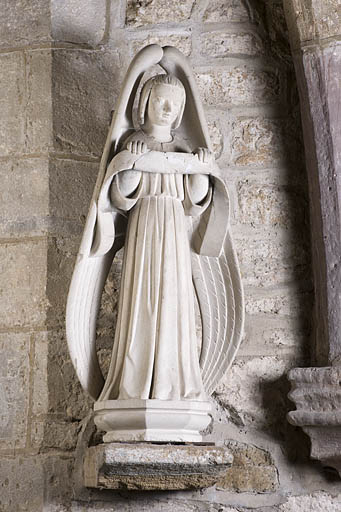 Anges en pendant tenant un phylactère : ange situé à gauche. © Jérôme Mongreville / Région Bourgogne-Franche-Comté, Inventaire du patrimoine - 2010