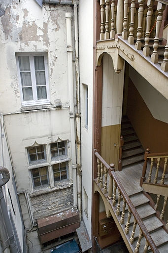 Façade sur cour du logis secondaire depuis l'escalier à cage ouverte. © Yves Sancey / Région Bourgogne-Franche-Comté, Inventaire du patrimoine - 2010