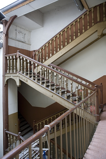 Vue d'ensemble de l'escalier à cage ouverte sur cour. © Yves Sancey / Région Bourgogne-Franche-Comté, Inventaire du patrimoine - 2010