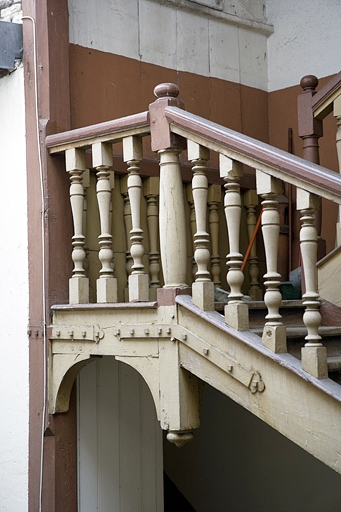 Détail des balustres de l'escalier à cage ouverte sur cour. © Yves Sancey / Région Bourgogne-Franche-Comté, Inventaire du patrimoine - 2010