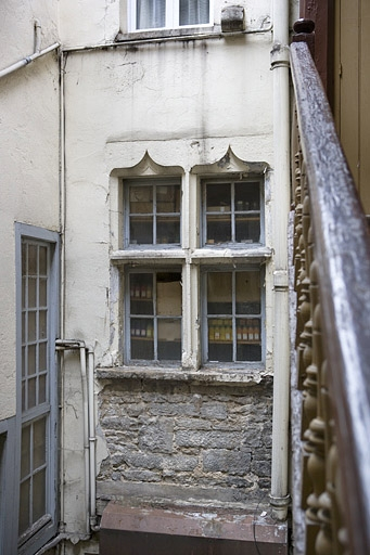 Logis secondaire : détail de la fenêtre en accolade sur cour. © Yves Sancey / Région Bourgogne-Franche-Comté, Inventaire du patrimoine - 2010