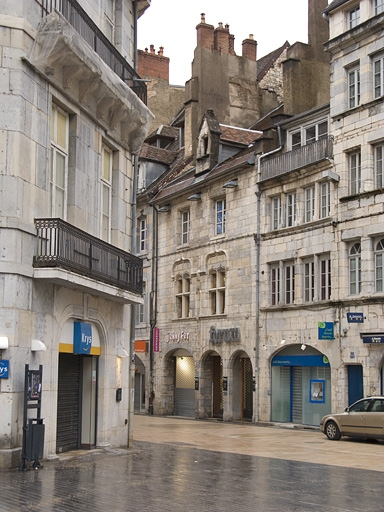 Façade antérieure du 15 Grande Rue : vue éloignée de trois quarts droit. © Yves Sancey / Région Bourgogne-Franche-Comté, Inventaire du patrimoine - 2010
