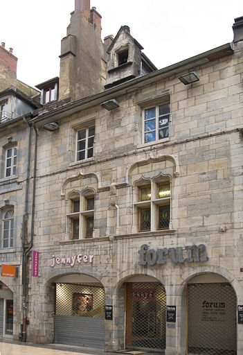 Façade antérieure du 15 Grande Rue : de trois quarts droit. © Yves Sancey / Région Bourgogne-Franche-Comté, Inventaire du patrimoine - 2010