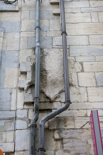 Détail des armoiries bûchées entre le 13 et le 15 Grande Rue. © Yves Sancey / Région Bourgogne-Franche-Comté, Inventaire du patrimoine - 2010