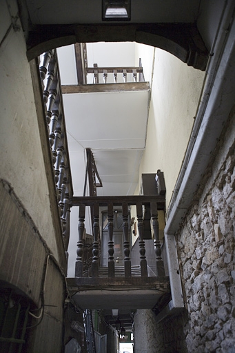 Détail de l'escalier à cage ouverte dans la première cour : 13 Grande Rue. © Yves Sancey / Région Bourgogne-Franche-Comté, Inventaire du patrimoine - 2010