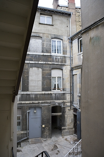 Façade postérieure du premier logis secondaire donnant sur la deuxième cour : 13 Grande Rue. © Yves Sancey / Région Bourgogne-Franche-Comté, Inventaire du patrimoine - 2010