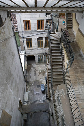 Vue d'ensemble de la façade antérieure du premier logis secondaire. © Yves Sancey / Région Bourgogne-Franche-Comté, Inventaire du patrimoine - 2010
