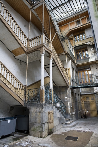 Vue d'ensemble de la façade postérieure du logis principal et de l'escalier à cage ouverte. © Yves Sancey / Région Bourgogne-Franche-Comté, Inventaire du patrimoine - 2010