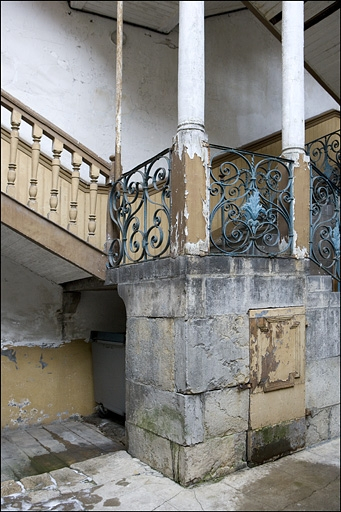 Détail du soubassement de l'escalier à cage ouverte et de l'entrée de cave. © Yves Sancey / Région Bourgogne-Franche-Comté, Inventaire du patrimoine - 2010